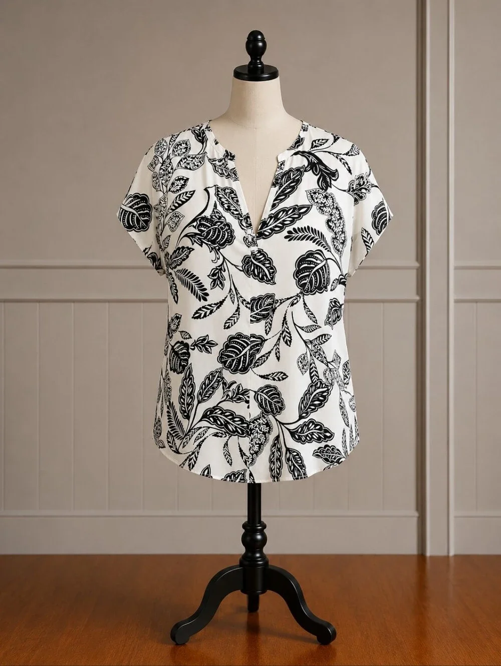 Ann Taylor Black & White Leaf-Print V-Neck Blouse